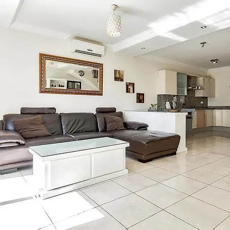 New Townhouse In El Duque Joyas