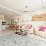 Semesterbostad New Townhouse In El Duque Joyas *