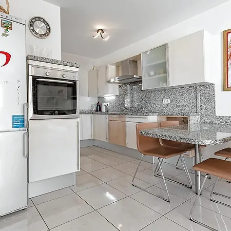 New Townhouse In El Duque Joyas